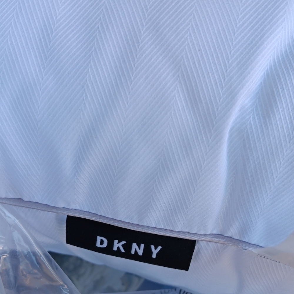 Brand New DKNY Down Alternative 300 Thread Count 2 Pillows. Standard/Que… - Picture 3 of 5